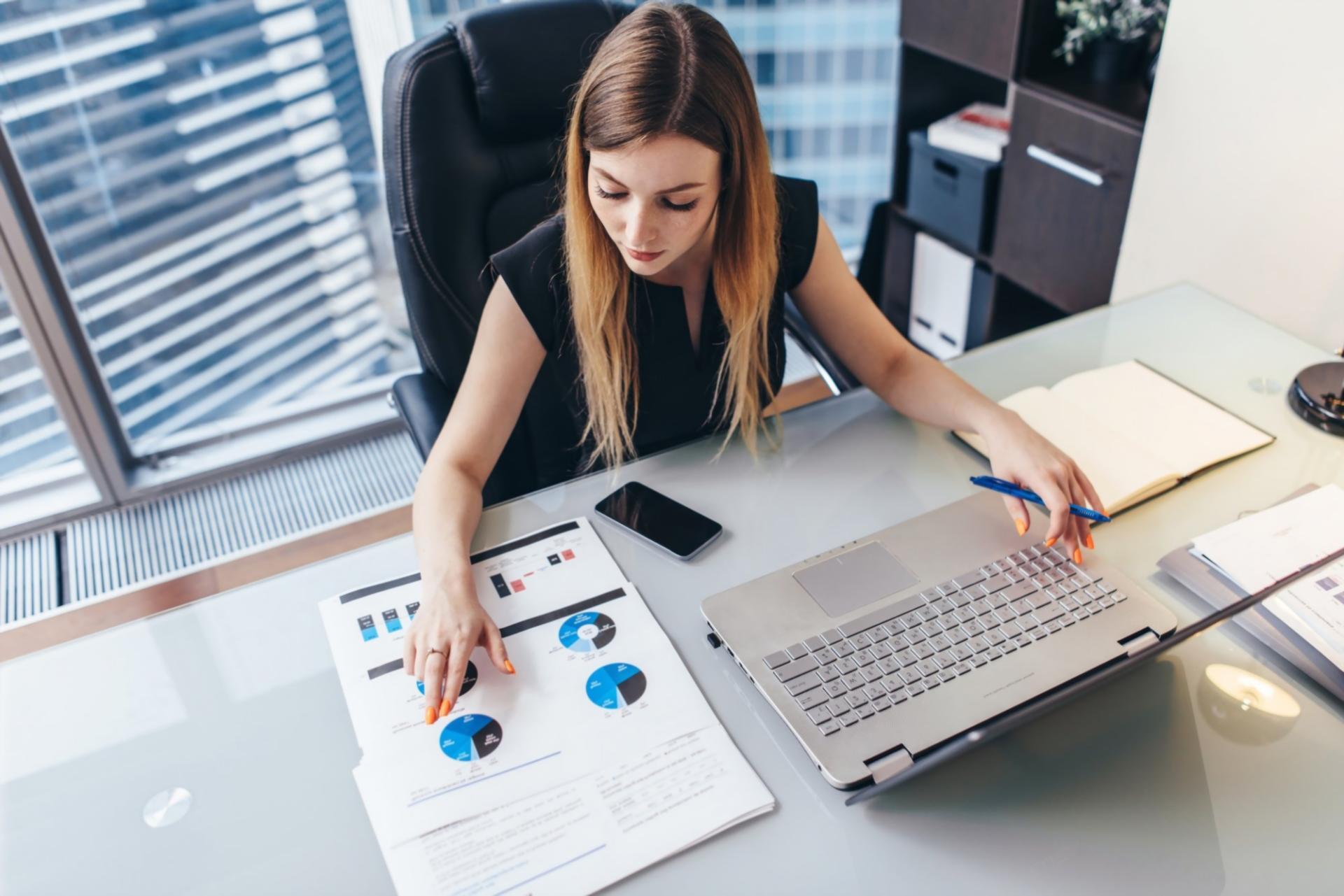 Estudiantes colaborando en sesiones grupales de aprendizaje personalizado