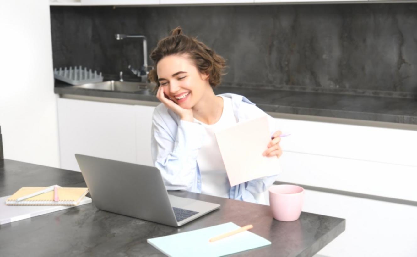 Estudiantes desarrollando proyectos de marca personal en entorno colaborativo